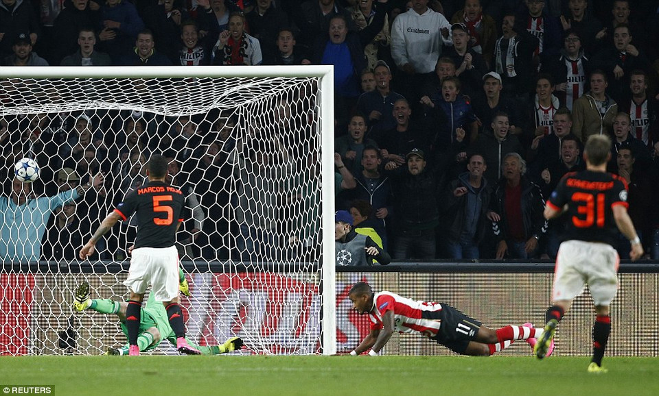 Chưa dừng ở đó, phút 57, Luciano Narsingh đã ghi bàn thắng...