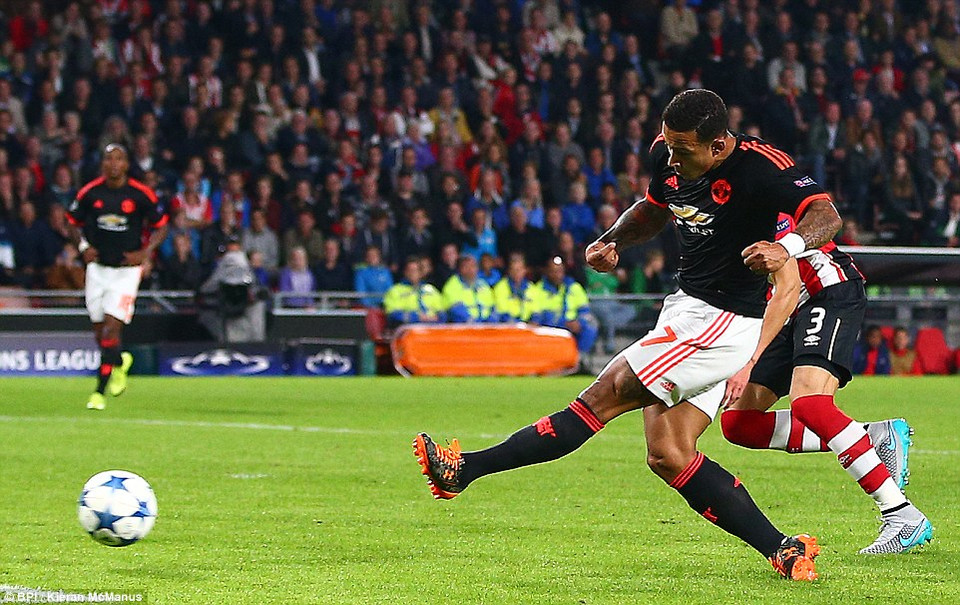 Memphis Depay đã ghi bàn thắng giúp Manchester United dẫn trước 1-0 ở phút 41. (Nguồn: DM)