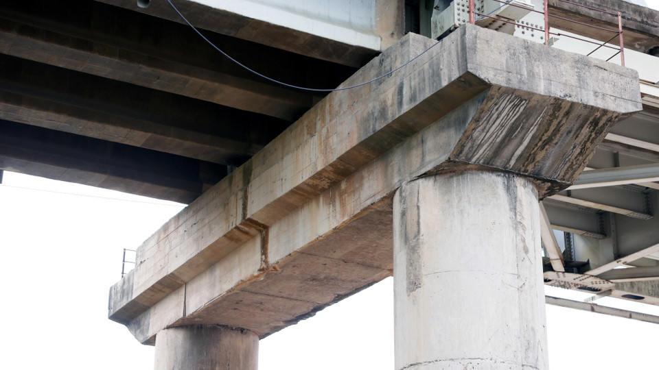 Mặt cầu nhịp số 5 (N5) đã bị nghiêng ra ngoài phía lòng sông Hồng (có dấu hiệu trụ T6 bị sụt lún).(Ảnh: Tạ Toàn/TTXVN)