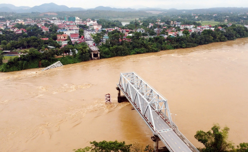 Sự cố sập cầu Phong Châu xảy ra ngày 9/9, do lũ trên sông Thao (sông Hồng) lên rất cao, chảy xiết, cuốn trôi trụ T7 và hai nhịp dàn chính (nhịp 6 và nhịp 7 phía bờ hữu sông Thao, thuộc địa bàn huyện Tam Nông). (Ảnh: Tạ Toàn/TTXVN)
