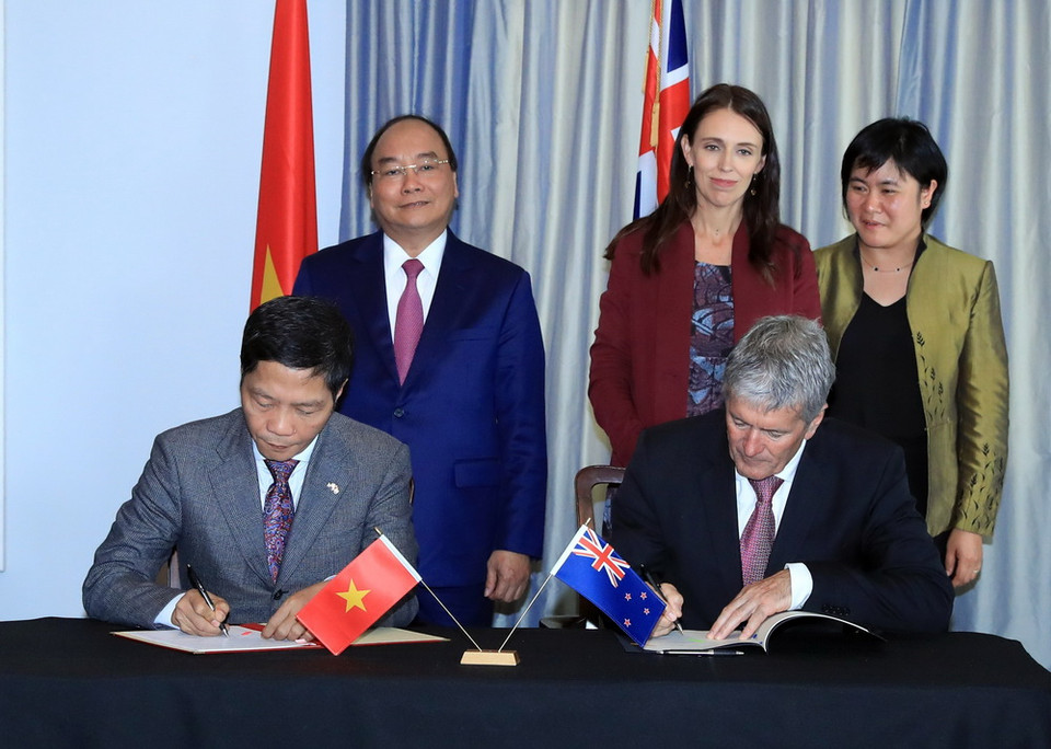  Thủ tướng Nguyễn Xuân Phúc và Thủ tướng New Zealand Jacinda Ardern chứng kiến lễ ký văn kiện hợp tác giữa hai nước. (Ảnh: Thống Nhất/TTXVN)