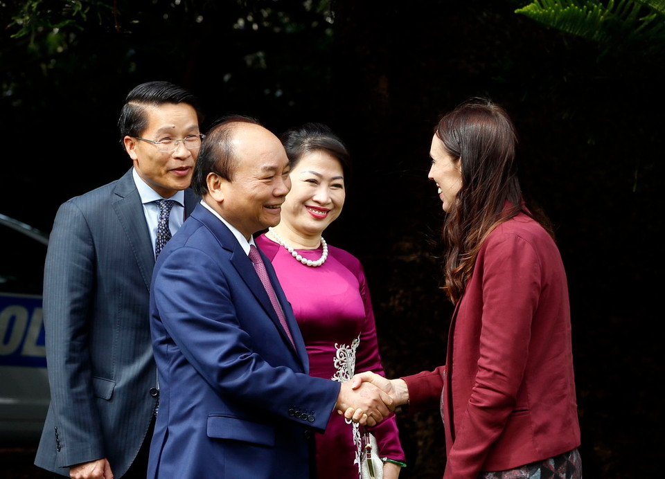 Thủ tướng New Zealand Jacinda Ardern đón Thủ tướng Nguyễn Xuân Phúc và Phu nhân. (Ảnh: Thống Nhất/TTXVN)