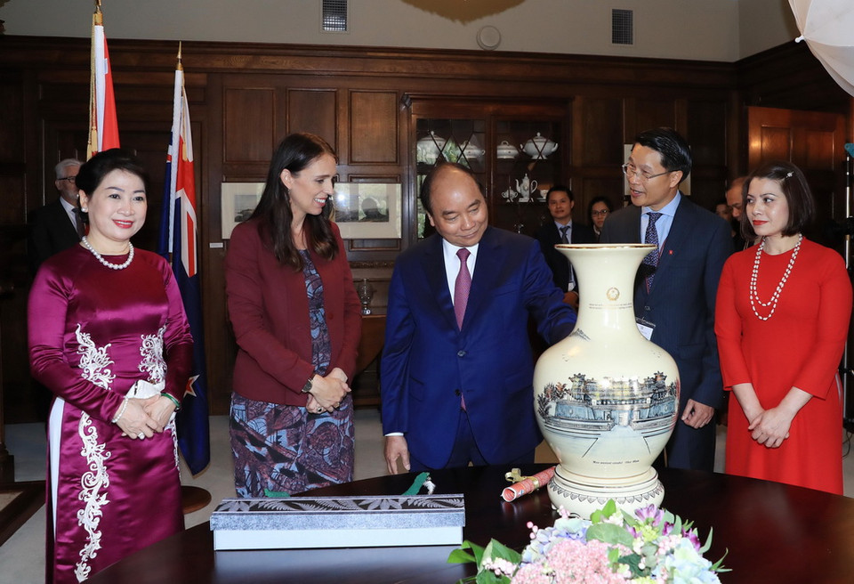 Thủ tướng Nguyễn Xuân Phúc và Thủ tướng New Zealand Jacinda Ardern trao đổi tặng phẩm. (Ảnh: Thống Nhất/TTXVN)