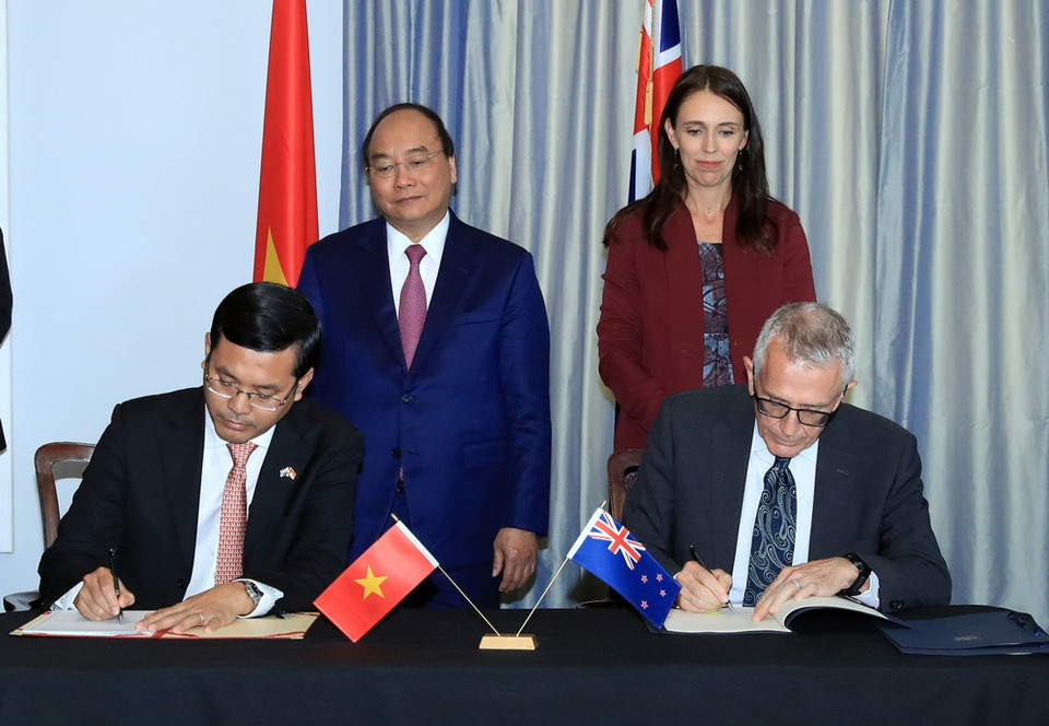  Thủ tướng Nguyễn Xuân Phúc và Thủ tướng New Zealand Jacinda Ardern chứng kiến lễ ký văn kiện hợp tác giữa hai nước. (Ảnh: Thống Nhất/TTXVN)