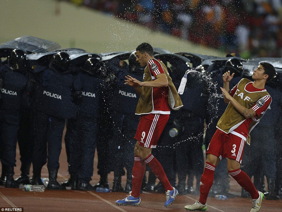 Các cầu thủ đội chủ bị cổ động viên trút giận.