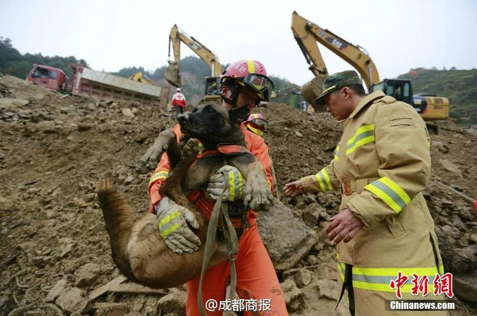 Trận mưa lớn tối 13/11 đã khiến bùn, đá trôi xuống chôn vùi 27 ngôi nhà và khiến 21 ngôi nhà chìm trong nước tại làng Lidong, quận Liên Đô, thuộc tỉnh Chiết Giang. (Nguồn: Chinanews)