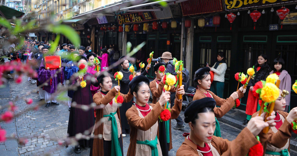 Đoàn rước lễ đi qua các con phố trong khu phố cổ Hà Nội để về dâng lễ tại đình Kim Ngân. (Ảnh: Thanh Tùng/TTXVN)