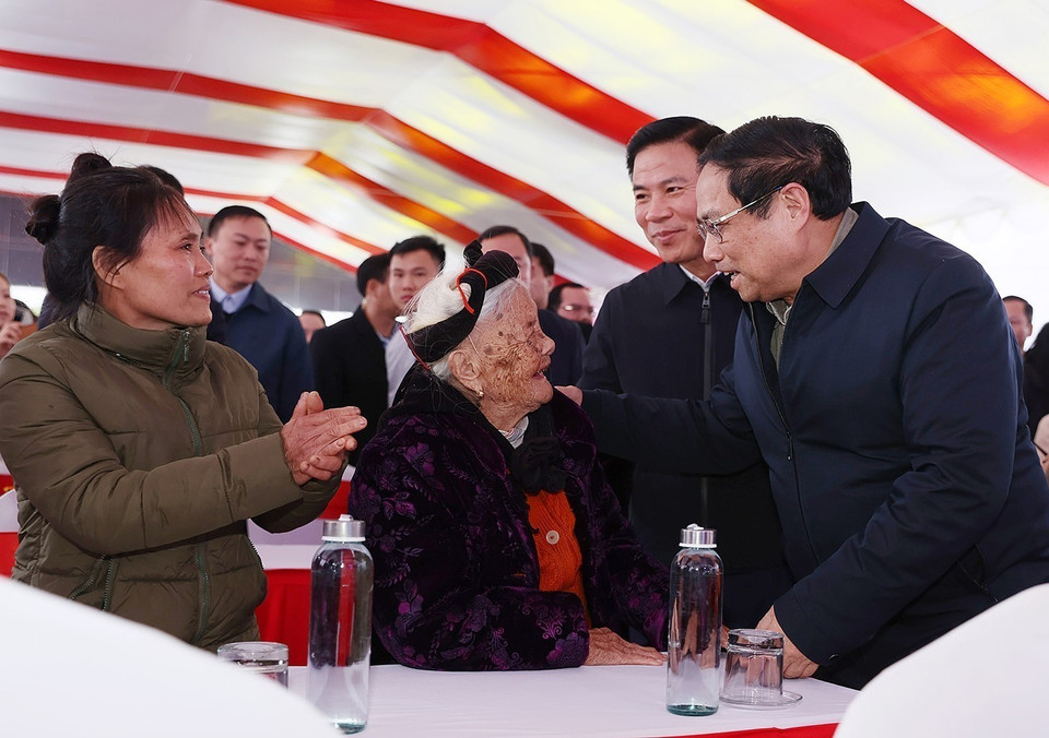 Thủ tướng Phạm Minh Chính thăm hỏi gia đình chính sách, hộ nghèo tỉnh Thanh Hóa. (Ảnh: Dương Giang/TTXVN)