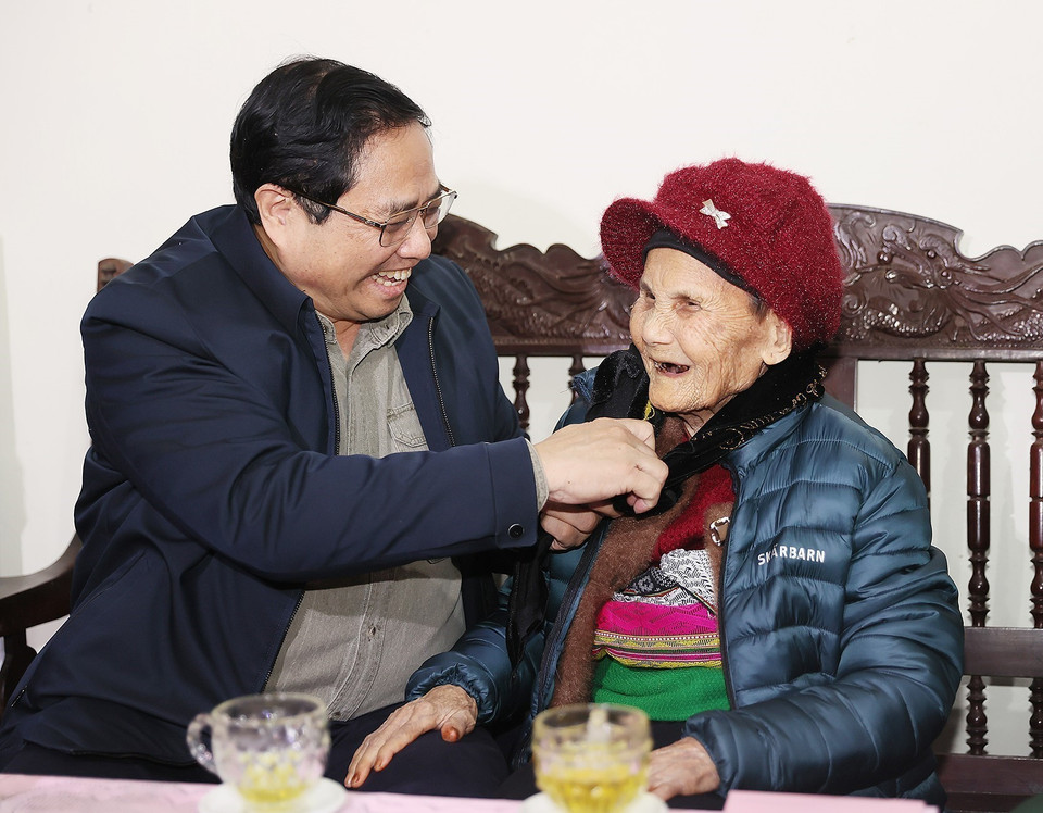 Thủ tướng Phạm Minh Chính thăm Mẹ Việt Nam Anh hùng Bùi Thị Nhì, 104 tuổi, dân tộc Mường, ở xã Minh Sơn, huyện Ngọc Lặc. (Ảnh: Dương Giang/TTXVN)