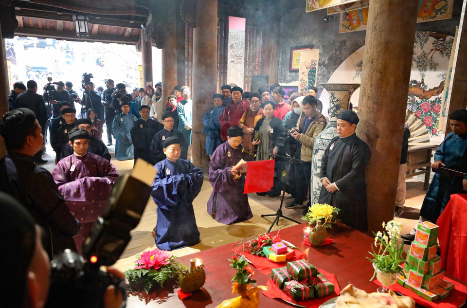 Đoàn rước dâng lễ vật, làm lễ trong đình Kim Ngân. (Ảnh: Thanh Tùng/TTXVN)