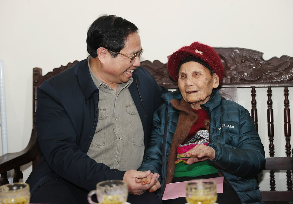 Thủ tướng Phạm Minh Chính thăm Mẹ Việt Nam Anh hùng Bùi Thị Nhì, 104 tuổi, dân tộc Mường, ở xã Minh Sơn, huyện Ngọc Lặc. (Ảnh: Dương Giang/TTXVN)