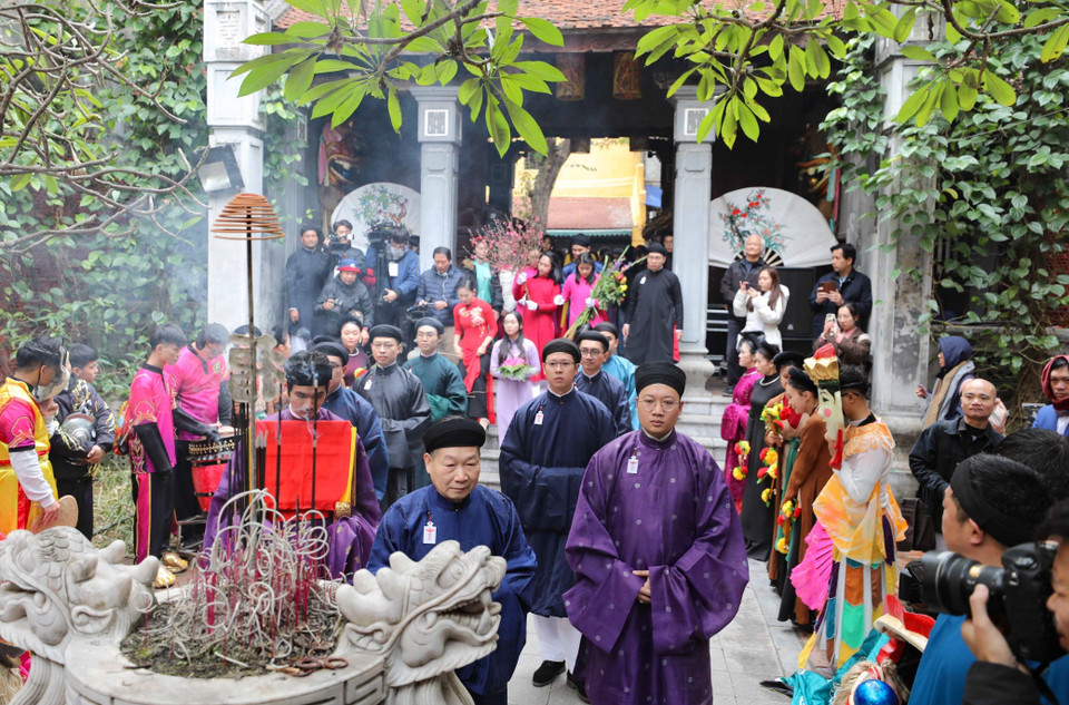 Đoàn rước lễ về đình Kim Ngân (42-44 Hàng Bạc, Hoàn Kiếm, Hà Nội). (Ảnh: Thanh Tùng/TTXVN)