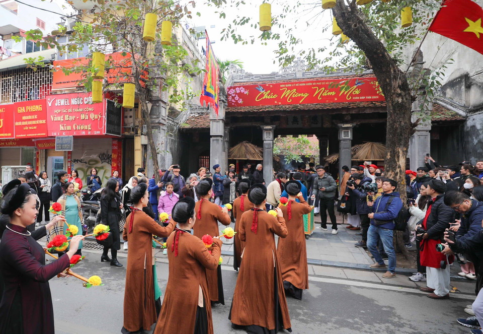 Đoàn rước lễ về đình Kim Ngân (42-44 Hàng Bạc, Hoàn Kiếm, Hà Nội). (Ảnh: Thanh Tùng/TTXVN)