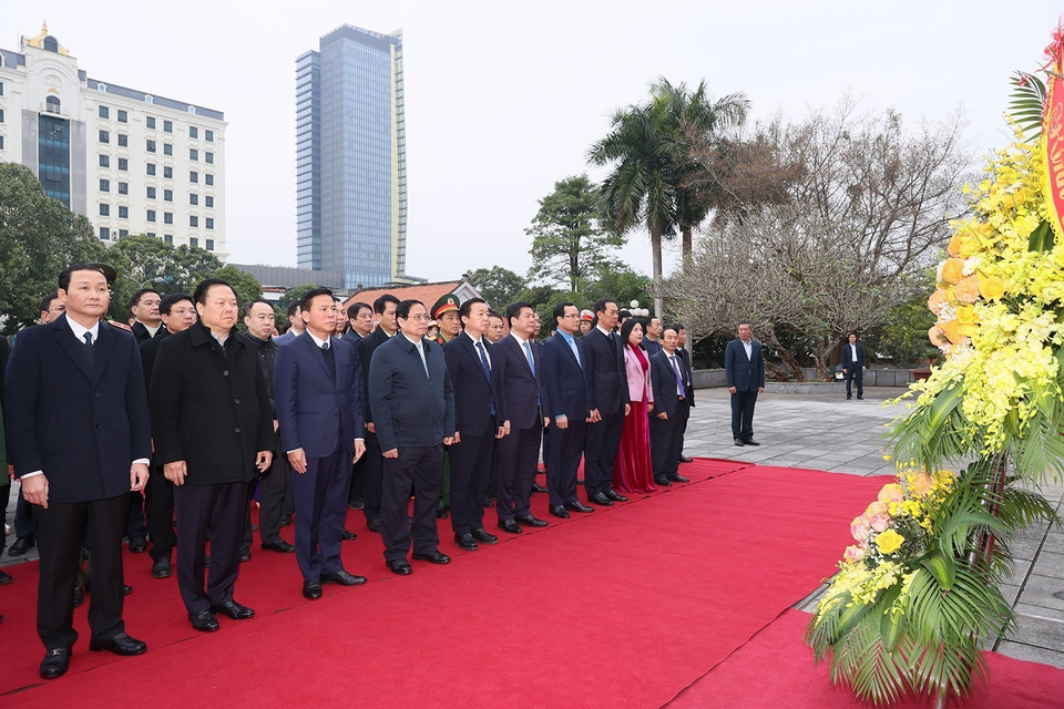 Thủ tướng Phạm Minh Chính và đoàn công tác tưởng niệm Chủ tịch Hồ Chí Minh. (Ảnh: Dương Giang/TTXVN)