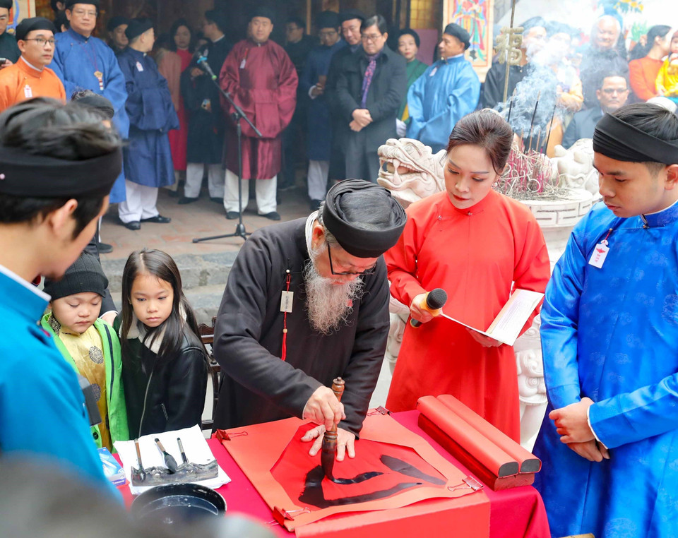 Chuỗi hoạt động văn hóa “Tết Việt-Tết Phố 2024” giới thiệu với nhân dân, du khách về không gian, nếp sinh hoạt đón Tết truyền thống của người Hà Nội với nhiều hoạt động trải nghiệm các nét văn hoá dân gian. (Ảnh: Thanh Tùng/TTXVN)