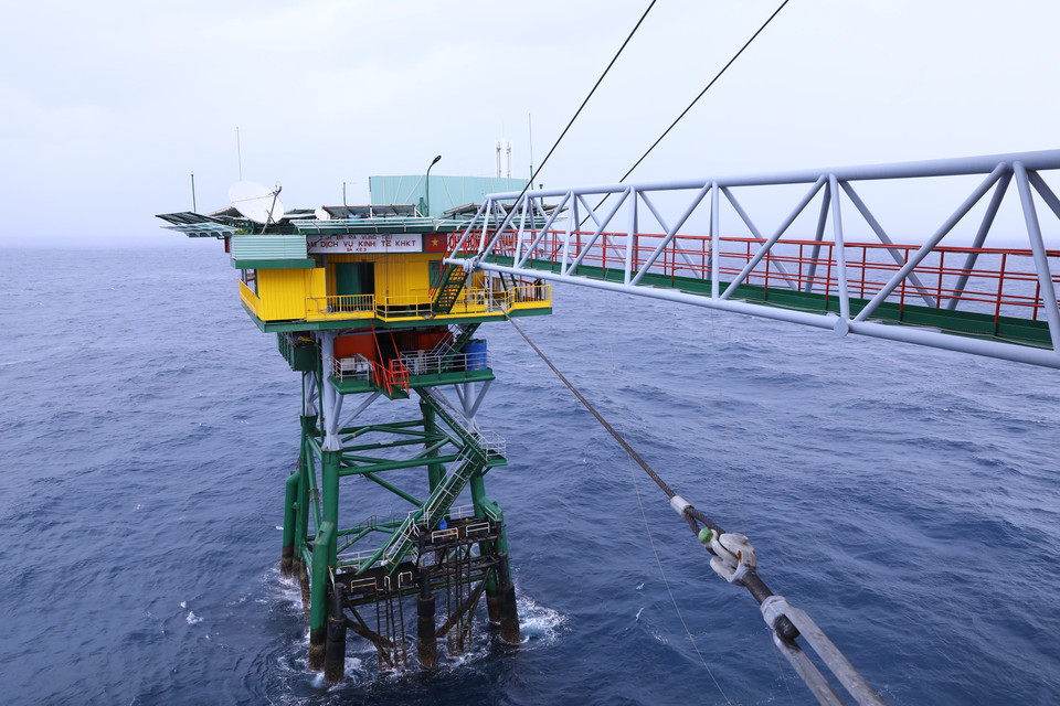 Nhà giàn DK1/21 hiên ngang giữa sóng biển khơi. (Ảnh: Văn Điệp/TTXVN)