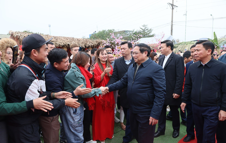 Thủ tướng Phạm Minh Chính với công nhân, người lao động tại "Ngày hội công nhân - Đón chào Xuân mới" 2024. (Ảnh: Dương Giang/TTXVN)