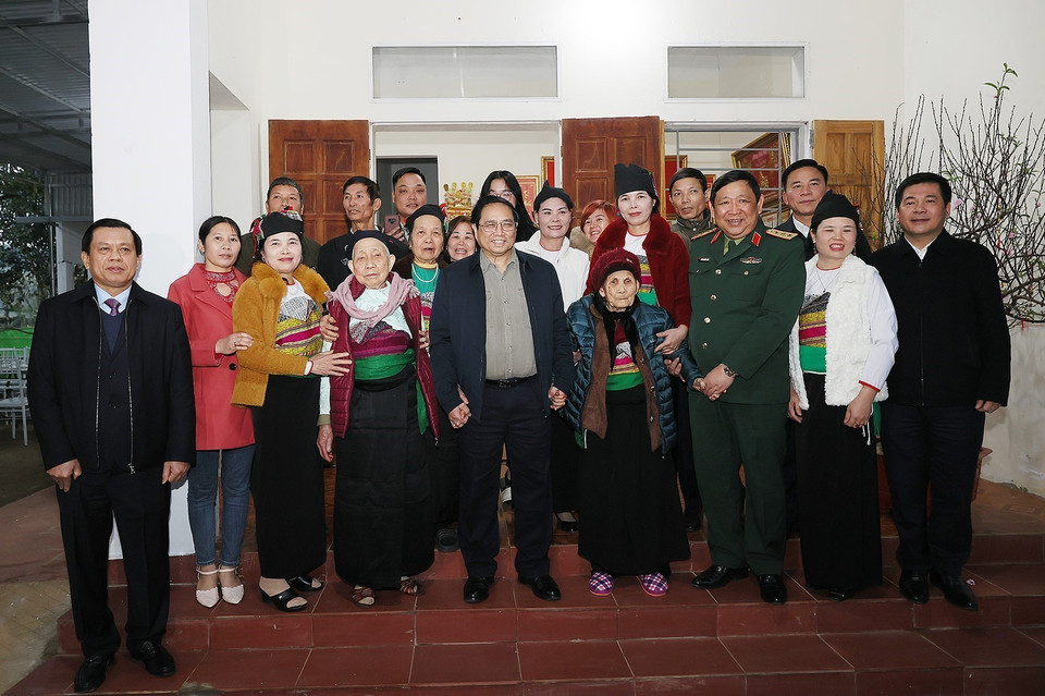 Thủ tướng Phạm Minh Chính thăm Mẹ Việt Nam Anh hùng Bùi Thị Nhì, 104 tuổi, dân tộc Mường, ở xã Minh Sơn, huyện Ngọc Lặc. (Ảnh: Dương Giang/TTXVN)
