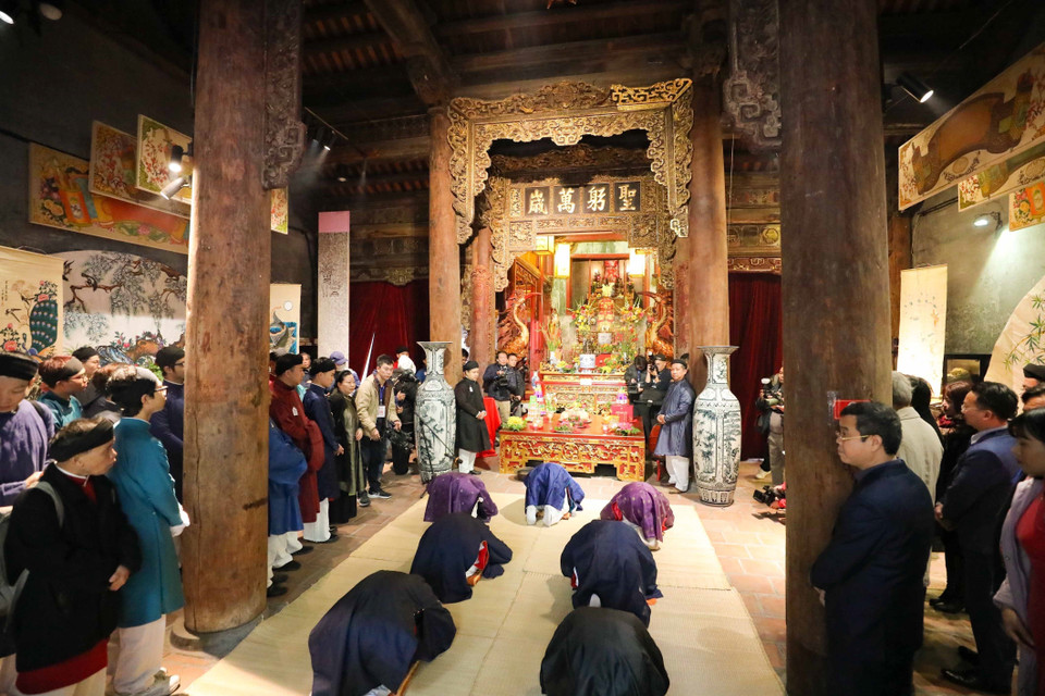 Đoàn rước dâng lễ vật, làm lễ trong đình Kim Ngân. (Ảnh: Thanh Tùng/TTXVN)