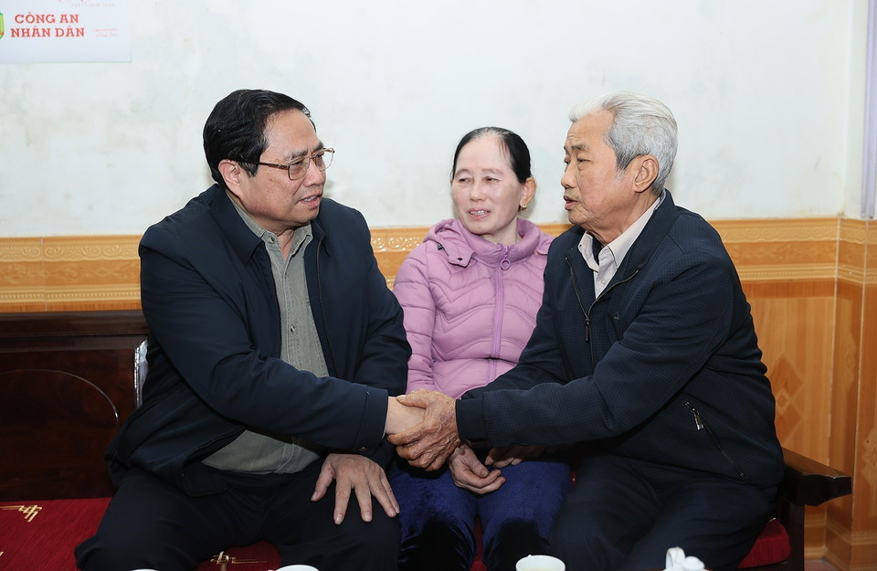 Thủ tướng Phạm Minh Chính thăm gia đình ông Trần Văn Thế, bệnh binh 2/3, ở thị trấn Lam Sơn, huyện Thọ Xuân. (Ảnh: Dương Giang/TTXVN)