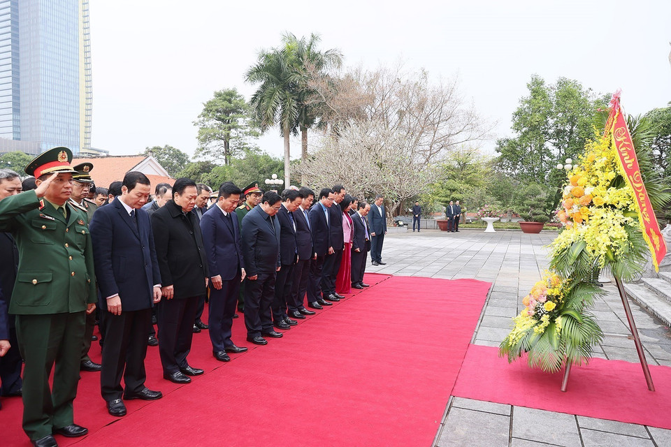Thủ tướng Phạm Minh Chính và đoàn công tác tưởng niệm Chủ tịch Hồ Chí Minh. (Ảnh: Dương Giang/TTXVN)