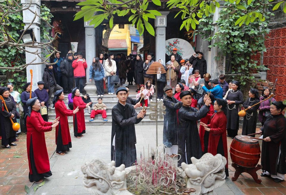 Biểu diễn hát Xoan tại đình Kim Ngân. (Ảnh: Thanh Tùng/TTXVN)