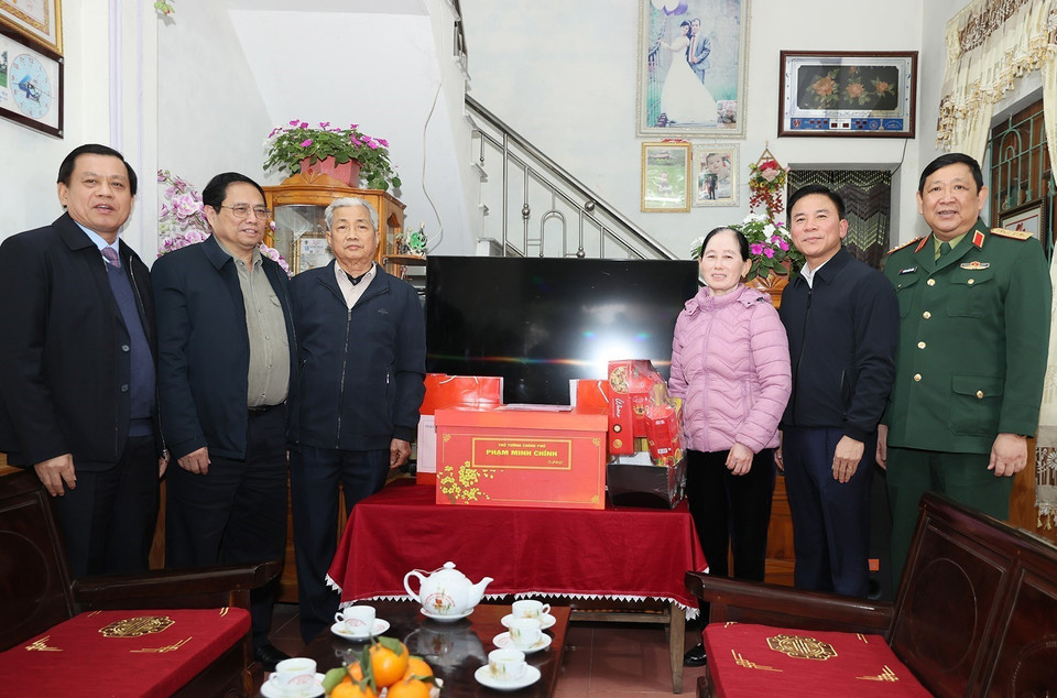 Thủ tướng Phạm Minh Chính thăm, tặng quà cho gia đình ông Trần Văn Thế, bệnh binh 2/3, ở thị trấn Lam Sơn, huyện Thọ Xuân. (Ảnh: Dương Giang/TTXVN)