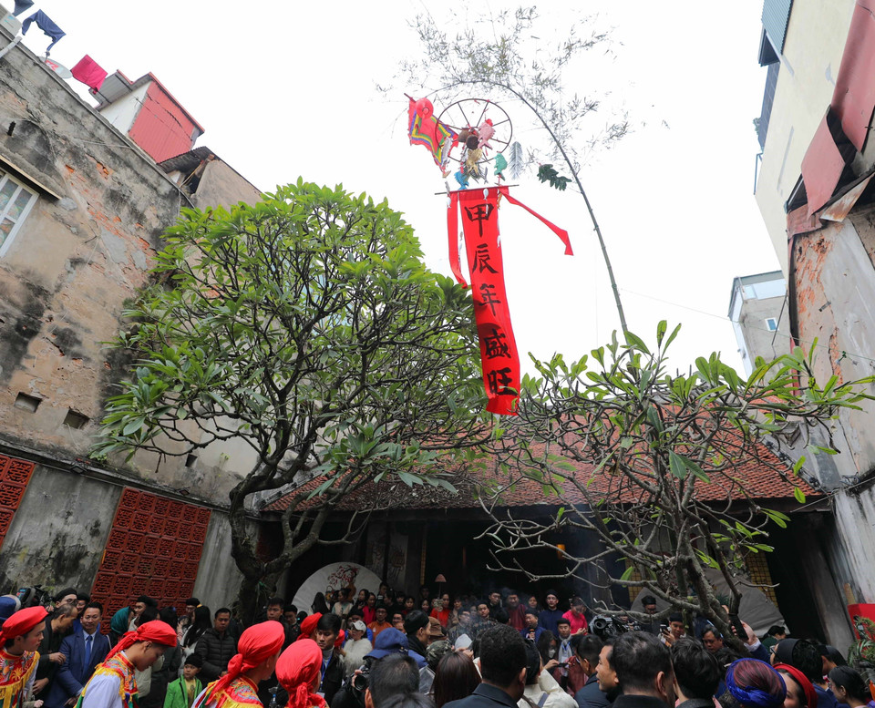 Nghi lễ dựng cây nêu ngày Tết trong chương trình "Tết Việt-Tết Phố” 2024. . (Ảnh: Thanh Tùng/TTXVN)