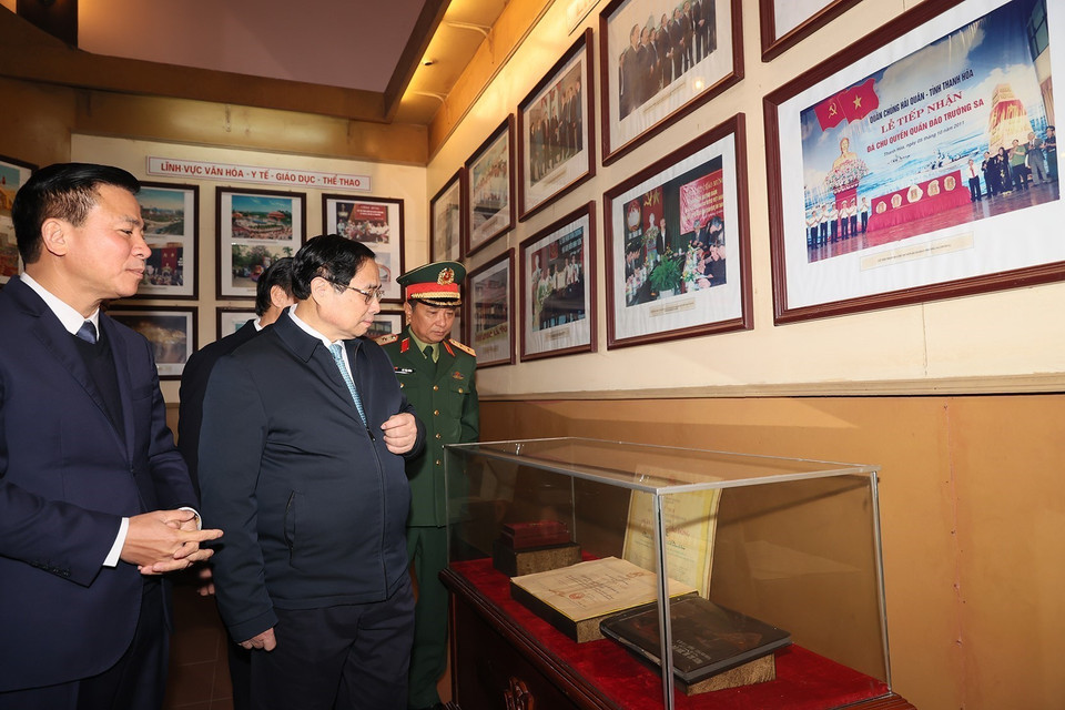 Thủ tướng Phạm Minh Chính tham quan trưng bày ảnh và hiện vật tại Khu Văn hóa tưởng niệm Chủ tịch Hồ Chí Minh. (Ảnh: Dương Giang/TTXVN)