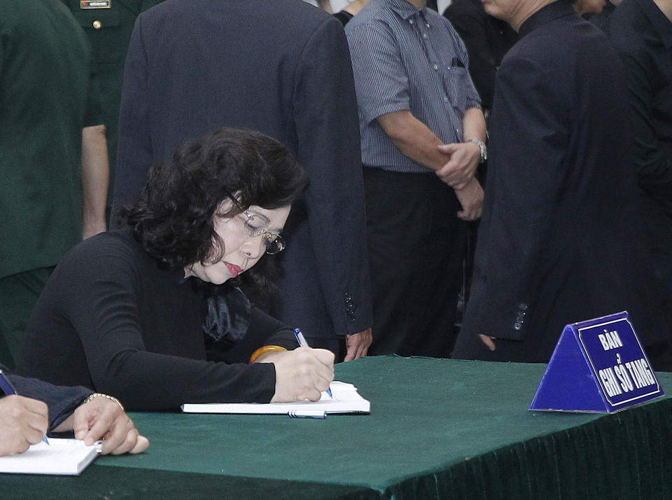 Đồng chí Ngô Thị Thanh Hằng, Ủy viên Trung ương Đảng, Phó Bí thư thường trực Thành ủy Hà Nội dẫn đầu Đoàn thành phố Hà Nội đến viếng và ghi sổ tang nguyên Tổng Bí thư Đỗ Mười. (Ảnh: TTXVN)