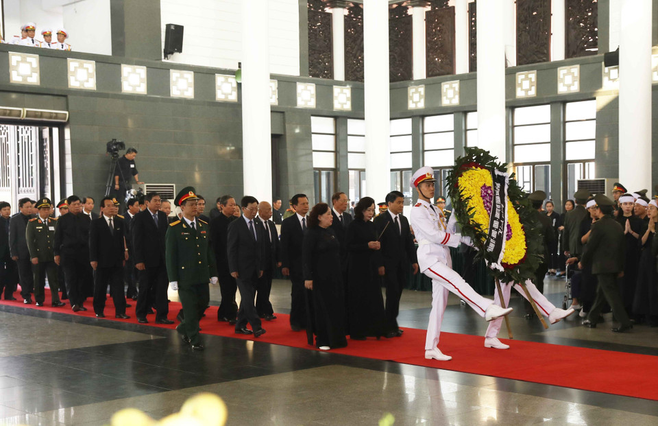 Đoàn Thành ủy, HĐND, UBND, Ủy ban Mặt trận Tổ quốc Việt Nam thành phố Hà Nội, do đồng chí Ngô Thị Thanh Hằng, Ủy viên Trung ương Đảng, Phó Bí thư Thường trực Thành ủy Hà Nội dẫn đầu, viếng nguyên Tổng Bí thư Đỗ Mười. (Ảnh: TTXVN)