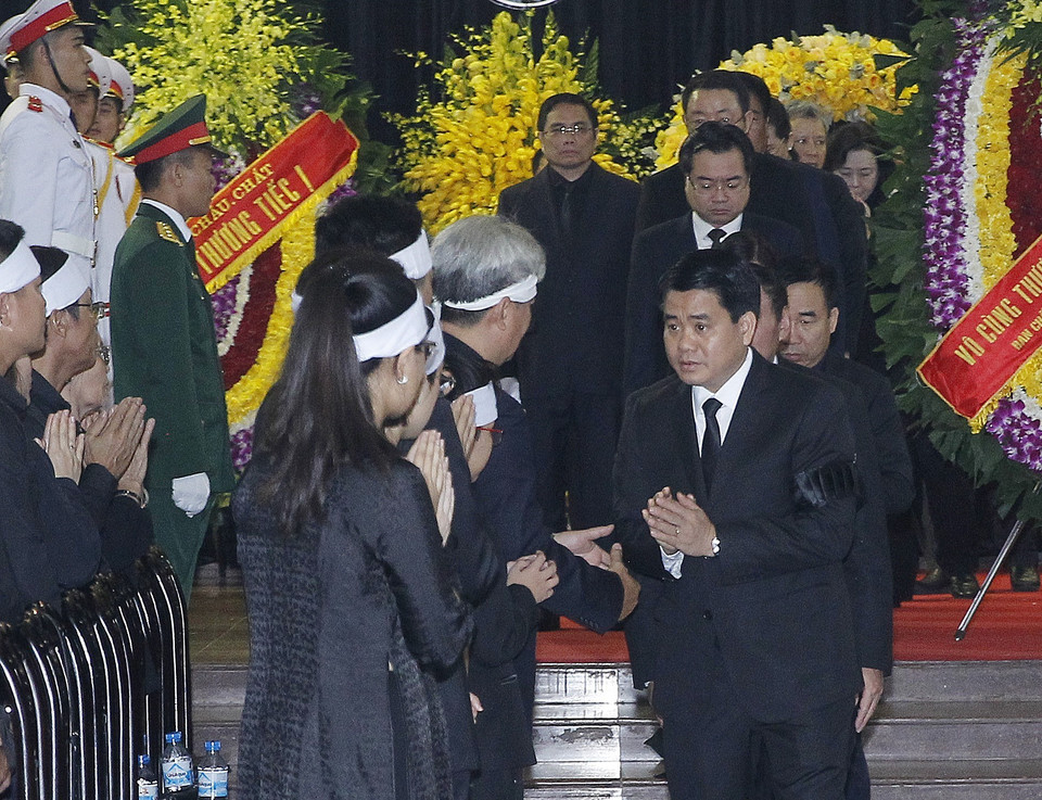 Chủ tịch UBND Thành phố Hà Nội Nguyễn Đức Chung chia buồn với tang quyến nguyên Tổng Bí thư Đỗ Mười. (Ảnh: TTXVN)