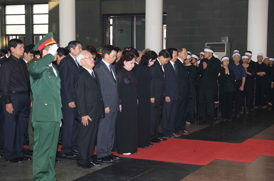 Đoàn Thành ủy, HĐND, UBND, Ủy ban Mặt trận Tổ quốc Việt Nam thành phố Hà Nội, do đồng chí Ngô Thị Thanh Hằng, Ủy viên Trung ương Đảng, Phó Bí thư Thường trực Thành ủy Hà Nội dẫn đầu, viếng nguyên Tổng Bí thư Đỗ Mười. (Ảnh: TTXVN)