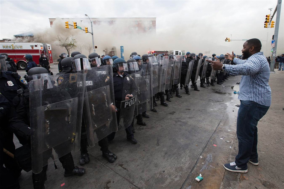 Cảnh sát được triển khai dày đặc trên phố. (Nguồn: EPA)