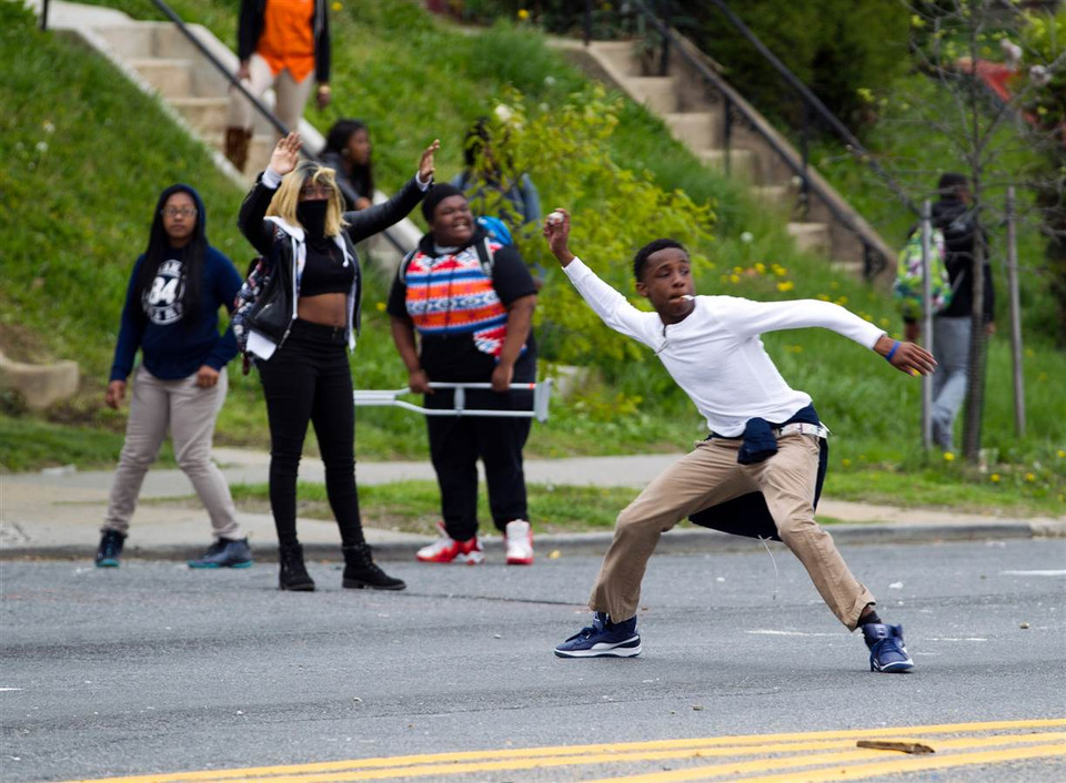 Những thanh niên biểu tình dự đám tang của Freddie Gray tấn công cảnh sát, đốt phá các phương tiện giao thông và cửa hiệu. (Nguồn: AP)