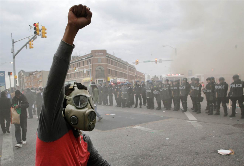 Thống đốc Maryland (Mỹ) Larry Hogan đã ban bố tình trạng khẩn cấp, đồng thời đặt lực lượng Vệ binh Quốc gia vào tình trạng báo động cao để sẵn sàng ứng phó với làn sóng biểu tình bạo lực ngày càng leo thang tại thành phố Baltimore thuộc tiểu bang miền Đông này. (Nguồn: AP)