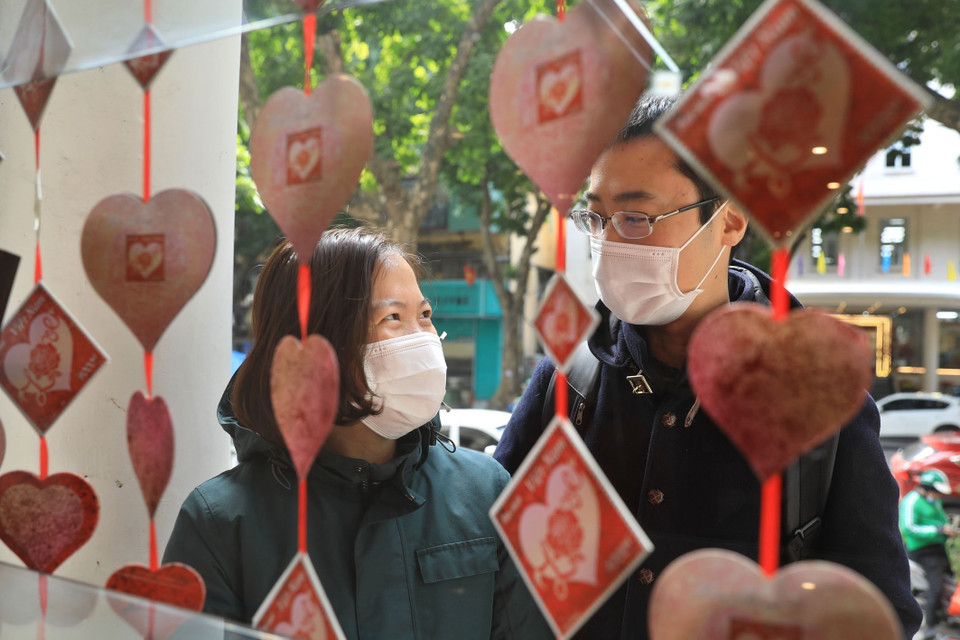 Người chơi tem đến sưu tầm tem trong Ngày lễ tình nhân 14/2. (Ảnh: Minh Quyết/TTXVN)