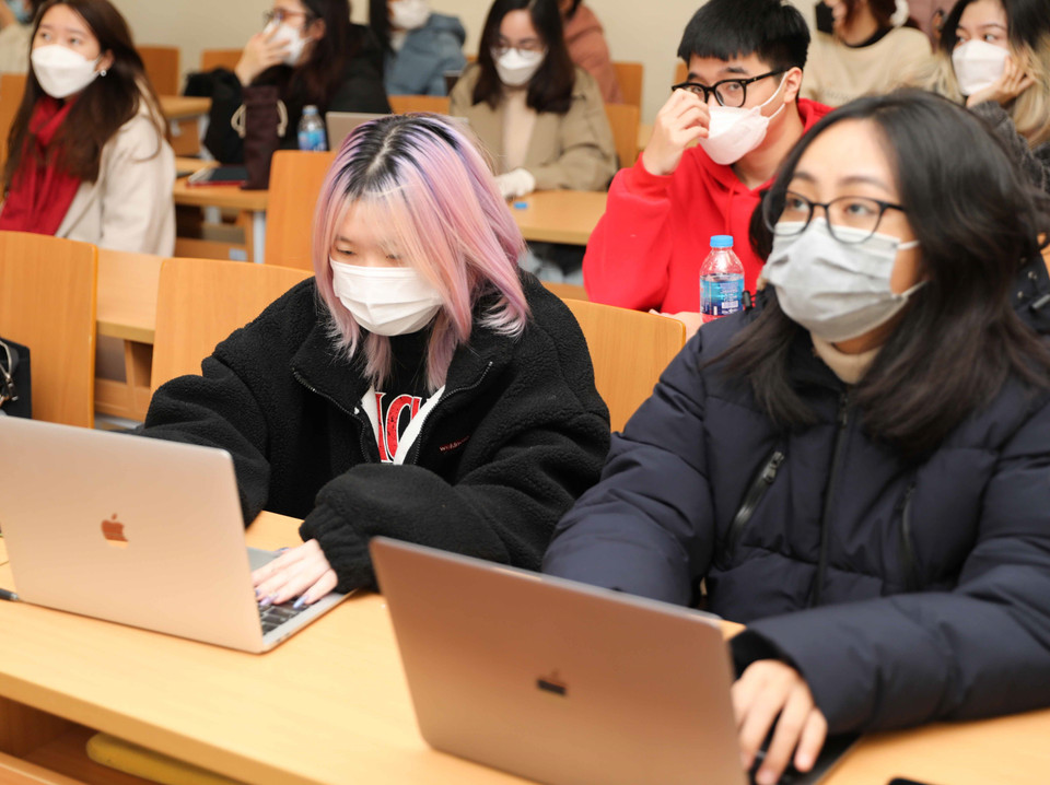 Sinh viên trường Đại học Kinh tế Quốc dân tới trường học trực tiếp, thực hiện tốt công tác phòng, chống dịch. (Ảnh: Thanh Tùng/TTXVN)