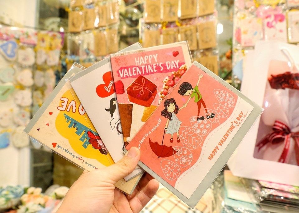 Thiệp ngày Lễ Tình nhân với đa dạng mẫu mã. (Ảnh: Tuấn Đức/TTXVN)