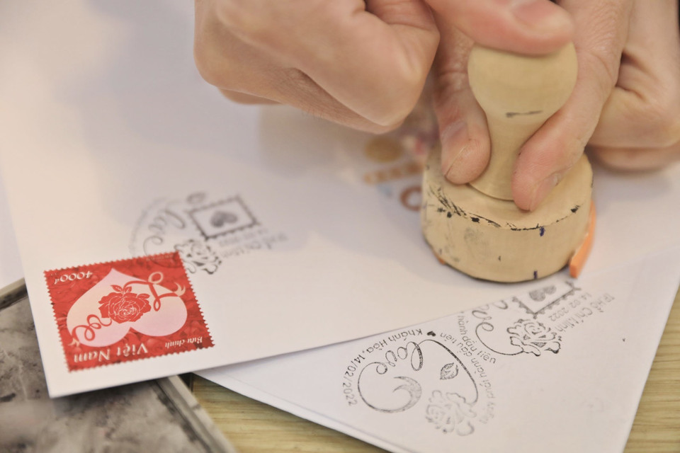 Đóng dấu, gửi tặng người sưu tầm tem. (Ảnh: Minh Quyết/TTXVN)