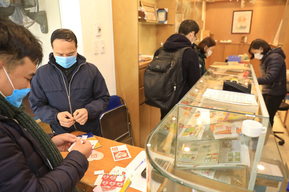 Người chơi tem đến sưu tầm tem trong Ngày lễ tình nhân 14/2. (Ảnh: Minh Quyết/TTXVN)