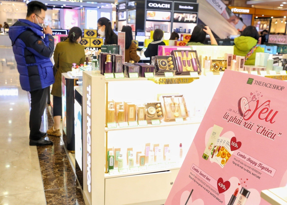 Nhiều cửa hàng có những ưu đãi đặc biệt vào dịp này. (Ảnh: Tuấn Đức/TTXVN)