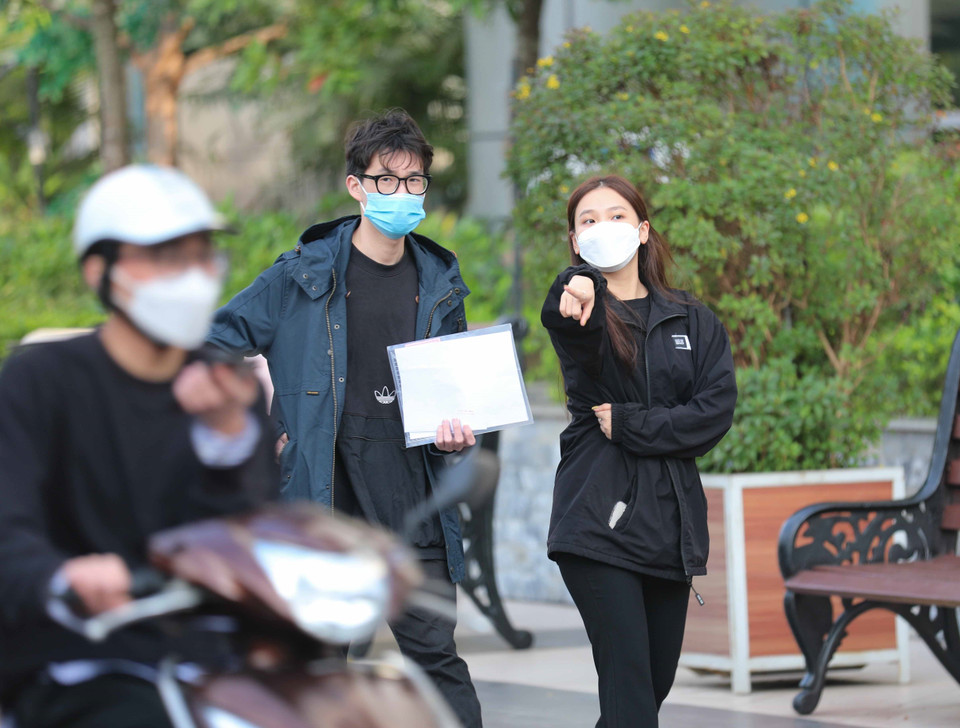 Sinh viên trường Đại học Kinh tế Quốc dân tới trường học trực tiếp, thực hiện tốt công tác phòng, chống dịch. (Ảnh: Thanh Tùng/TTXVN)