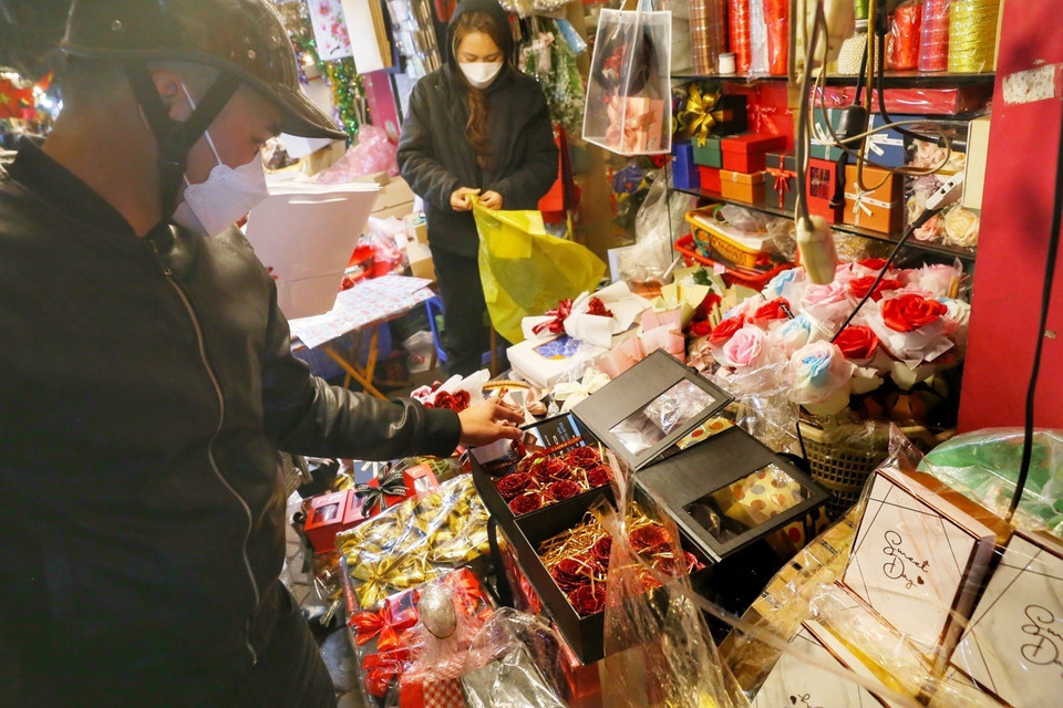 Chocolate luôn là mặt hàng được ưa chuộng vào dịp này. (Ảnh: Tuấn Đức/TTXVN)