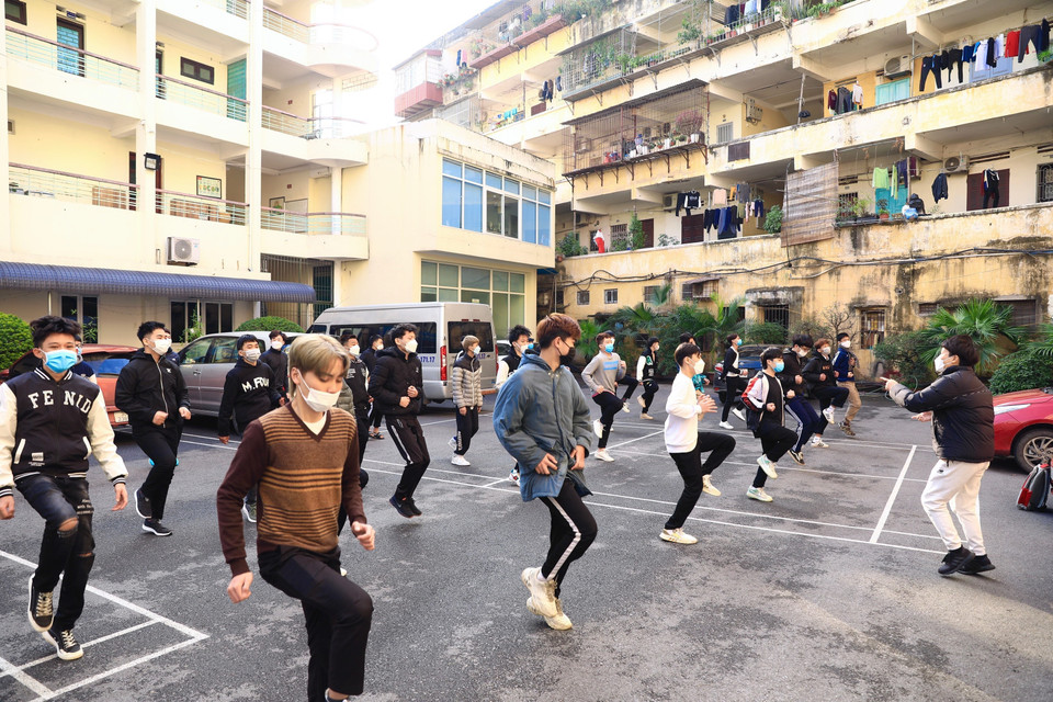 Tiết học thể dục đầu giờ của lớp trung cấp ôtô 50A - Trường Cao đẳng cơ điện Hà Nội. (Ảnh: Hoàng Hiếu/TTXVN)