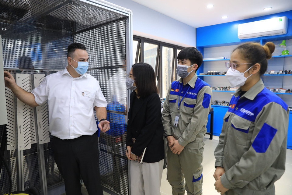 Chuyên gia ngành điện của Avestos Đức Ronny Bretfeld giám sát việc dạy và học của lớp điện công nghiệp-Trường Cao đẳng cơ điện Hà Nội. (Ảnh: Hoàng Hiếu/TTXVN)