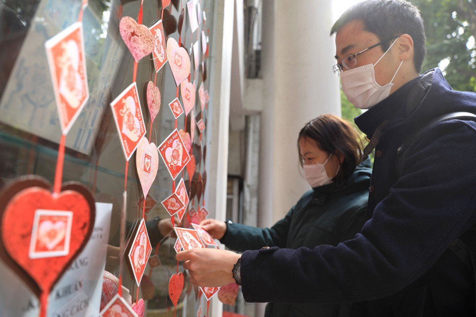 Người chơi tem đến sưu tầm tem trong Ngày lễ tình nhân 14/2. (Ảnh: Minh Quyết/TTXVN)