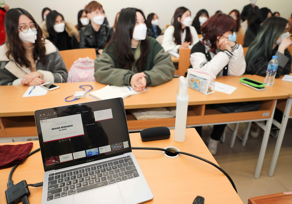 Sinh viên trường Đại học Kinh tế Quốc dân tới trường học trực tiếp, thực hiện tốt công tác phòng, chống dịch. (Ảnh: Thanh Tùng/TTXVN)