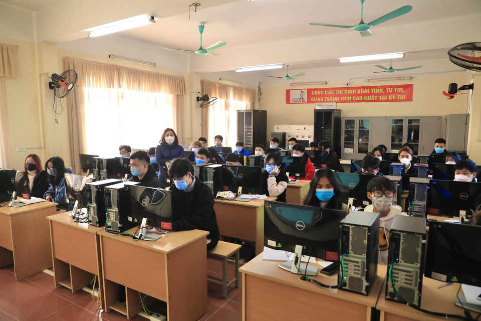 Cô và trò lớp Thiết kế đồ họa Khoa Công nghệ thông tin K15- Trường Cao đẳng cơ điện Hà Nội lần đầu tiên được gặp nhau sau học kỳ I học trực tuyến. (Ảnh: Hoàng Hiếu/TTXVN)