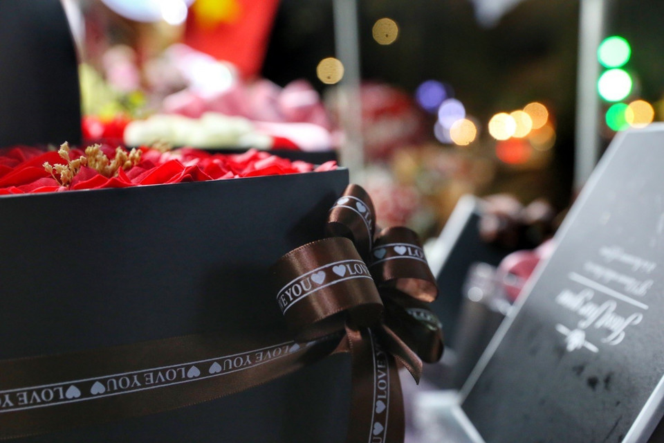 Ngày Lễ Tình nhân là dịp để các cặp đôi thể hiện tình yêu dành cho nhau bằng cách tặng cho nhau món quà như hoa hồng, chocolate... (Ảnh: Tuấn Đức/TTXVN)